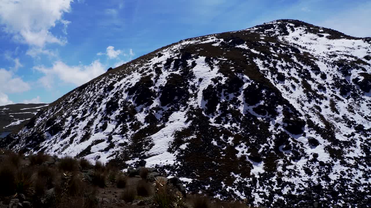 xinantecatl이라고도 불리는 nevado de toluca 화산의 멋진 전망은 라구나 델 솔(laguna del sol)이라고 불리는 분화구의 주요 석호와 거의 눈이 내리지 않는 곳입니다.