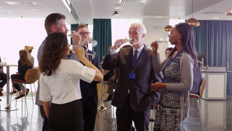 Red-De-Delegados-En-La-Recepción-De-Bebidas-De-La-Conferencia-Rodada-En-R3d