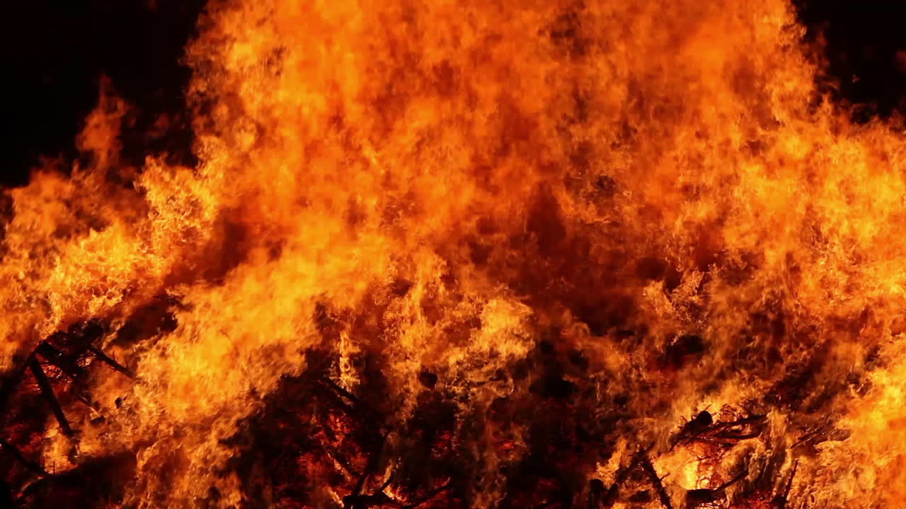 una gran hoguera arde en la noche 2