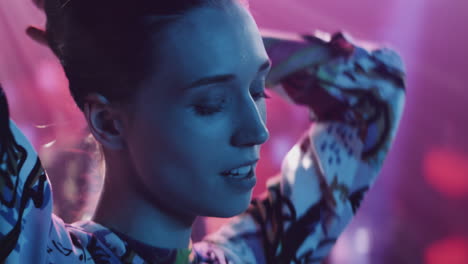 mujer con ropa de colores, luces de neón