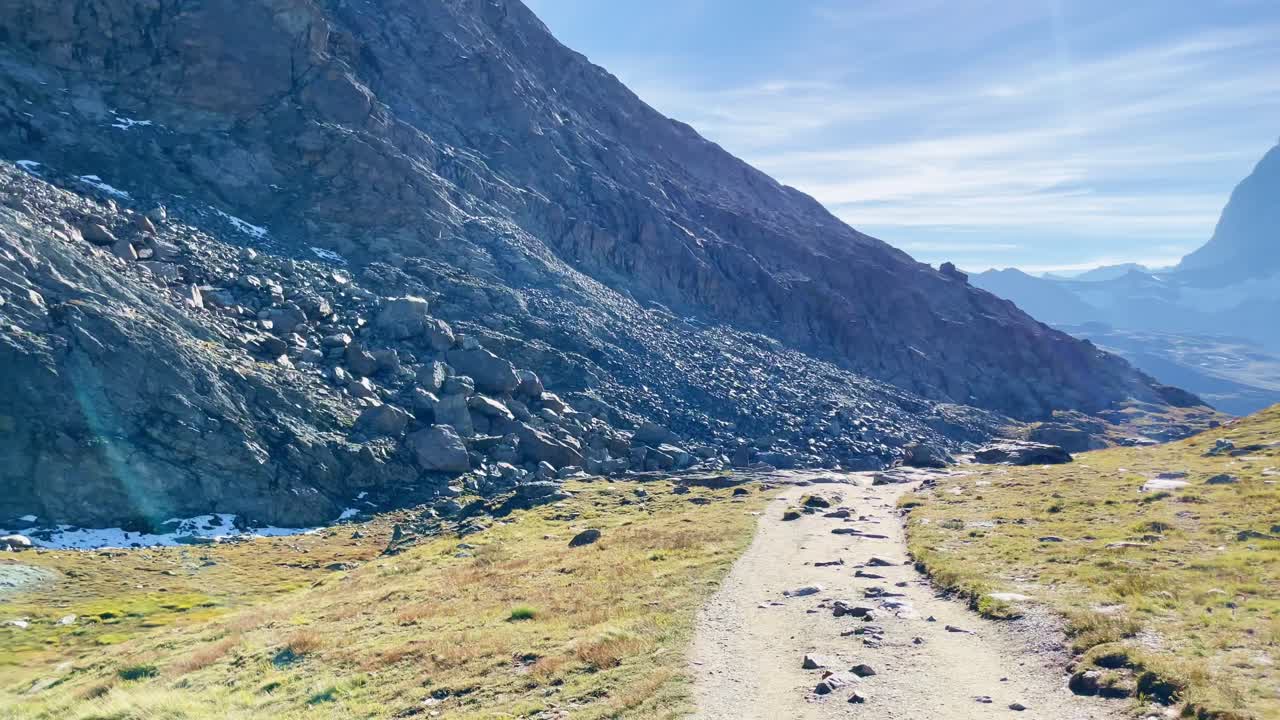 libertad de montaña: paisaje de montaña de matterhorn cerca de rotenboden y gornergart, suiza, europa | caminando viaje remoto a cliffside