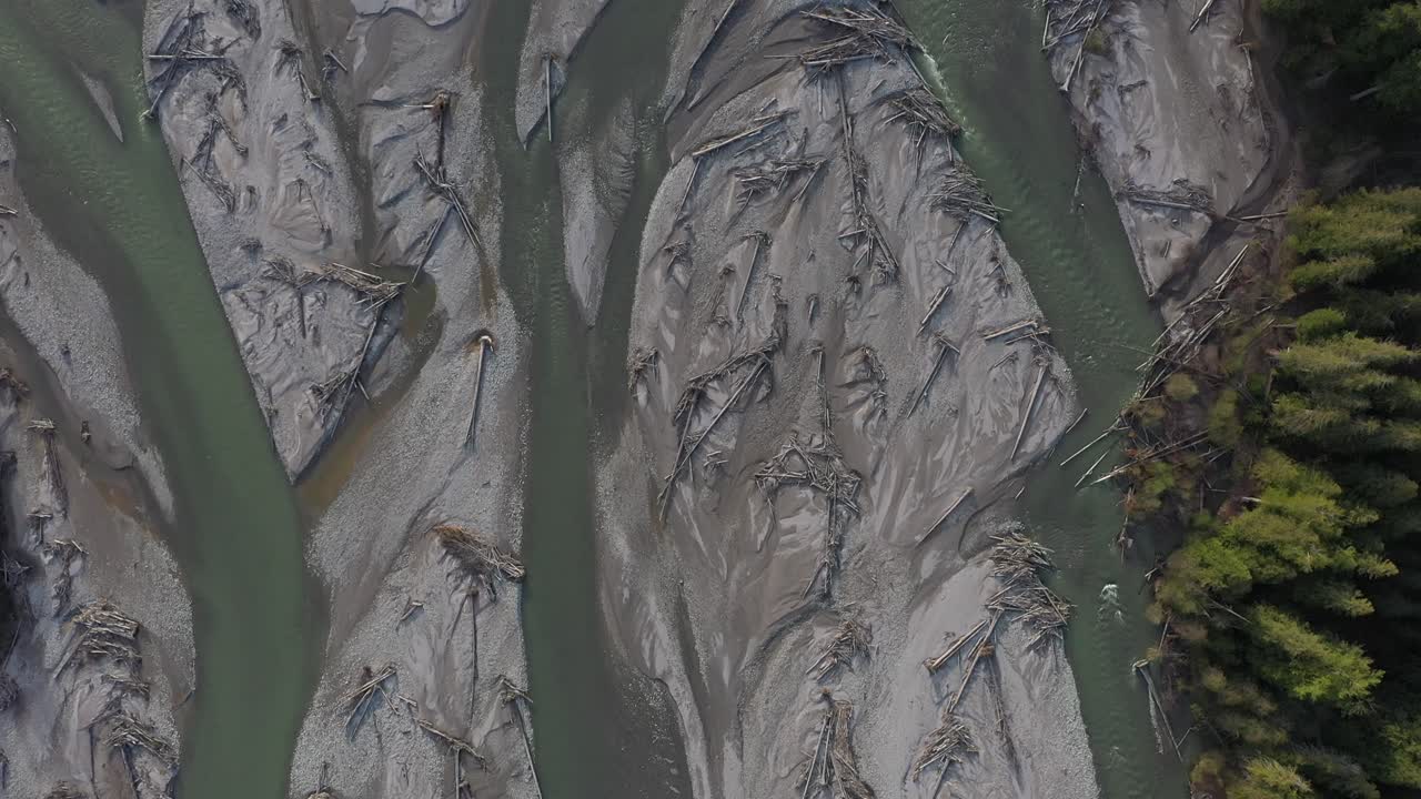hermosos patrones en un río de glaciares en pemberton columbia británica