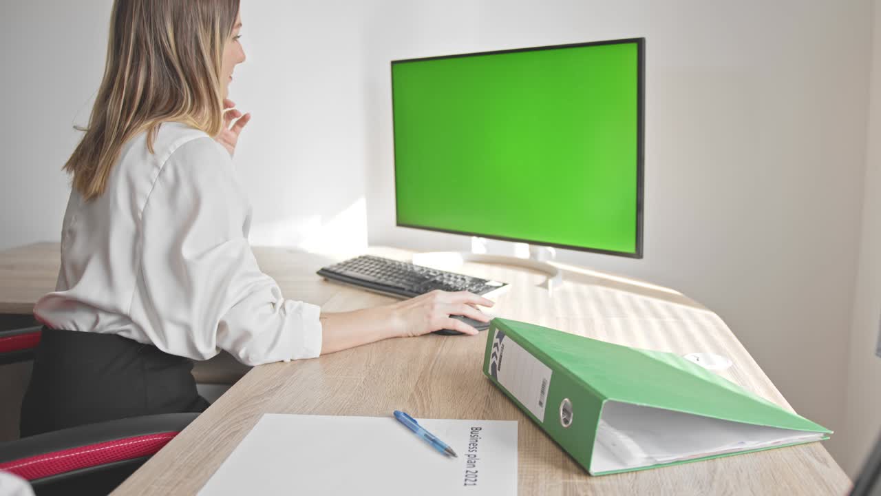 dos mujeres de negocios trabajan en la oficina en casa durante la cuarentena.