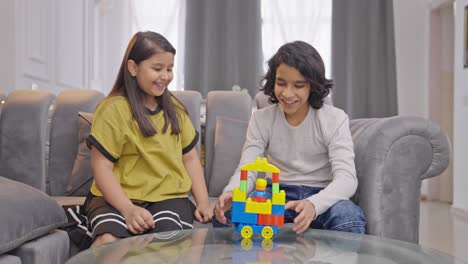 Glückliche-Indische-Kinder-Bauten-Einen-Legoturm-Und-Feierten