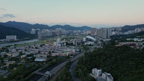 Einrichtung-Einer-Luftdrohne-Der-Rennbahn-Von-Hongkong-Und-Der-Fo-Tan-Road-Bei-Sonnenaufgang