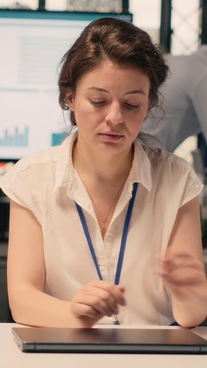 Video verticale: ritratto di donna d'affari, analisi dei dati, rapporti di previsione, ufficio aziendale