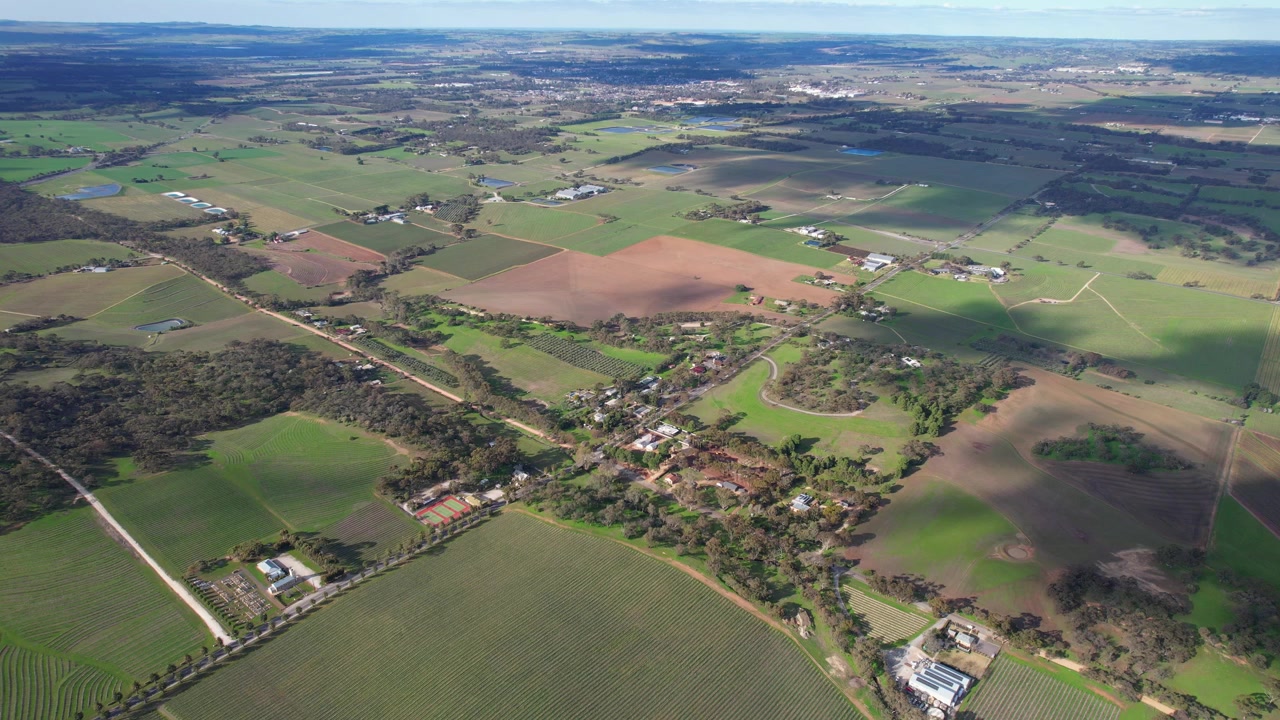 Panoramaudsigt over Barossa Valley med grønne marker og plantager i South Australia – Droneoptagelse.