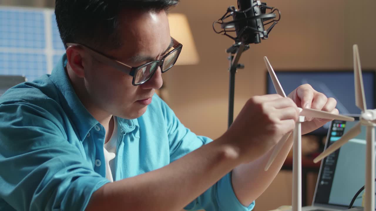 재생 에너지 모델로 성공을 축하하는 엔지니어