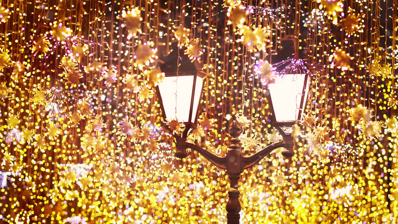 장식용 크리스마스 화환이 있는 거리 등불. 새해와 크리스마스 축하.