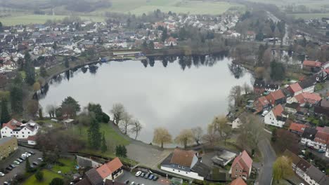 Drohnenluftaufnahme-Des-Traditionellen-Deutschen-Dorfes-Herzberg-Am-Harz-Im-Berühmten-Nationalpark-In-Mitteldeutschland-An-Einem-Bewölkten-Tag-Im-Winter.