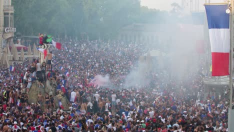 Menschenmenge-Feiert-Zeitraffer-Auf-Dem-Place-De-La-Comedie-In-Montpellier.