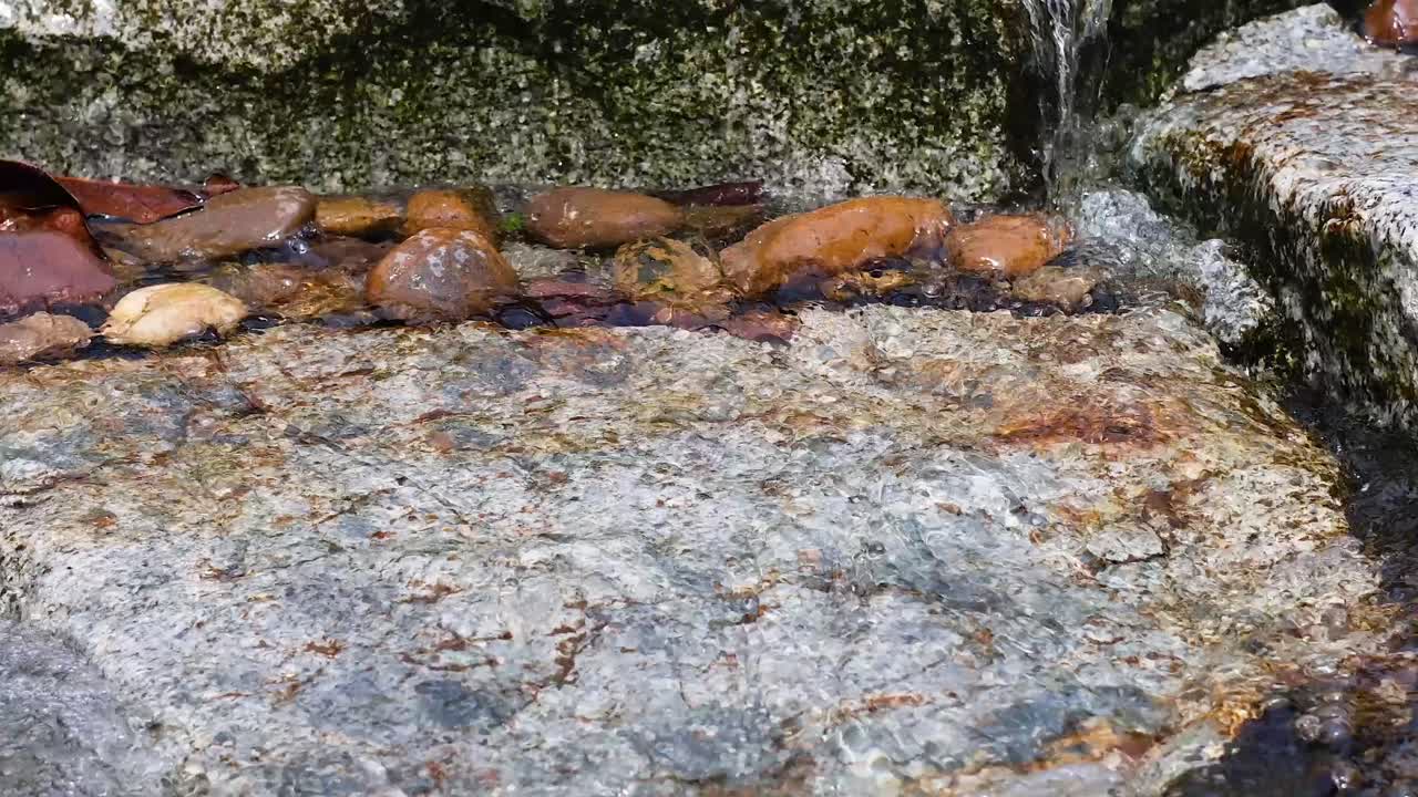 자연 환경에서 바위 위로 흘러내리는 물