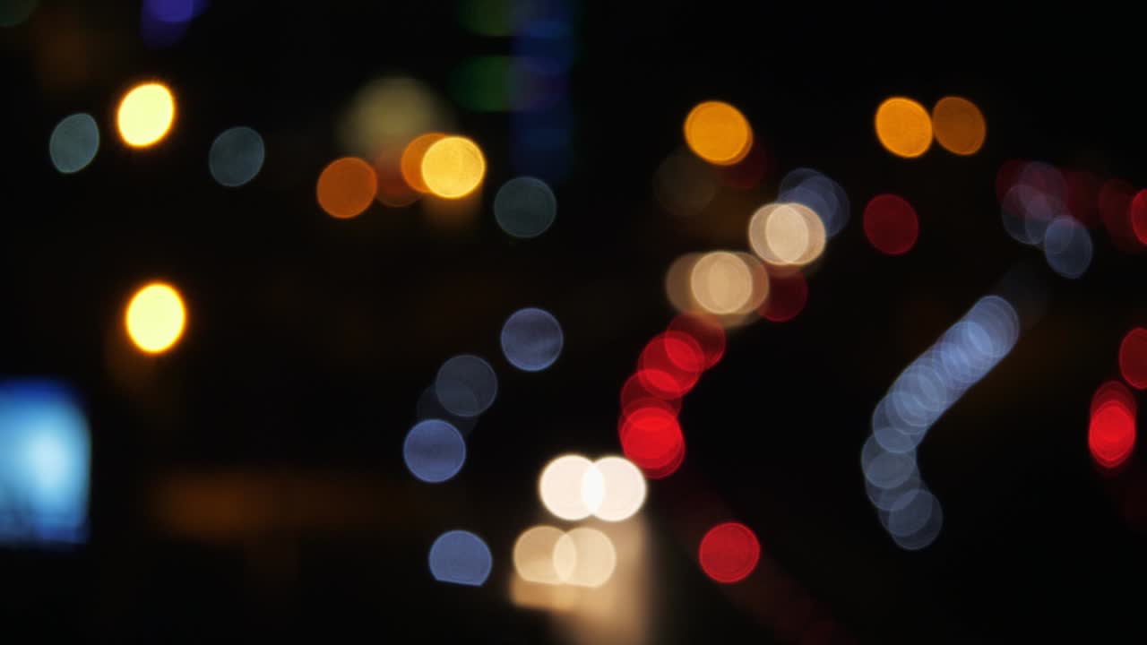 borrosos bokeh de colores de coches en movimiento y luces desenfocadas de la gran ciudad.