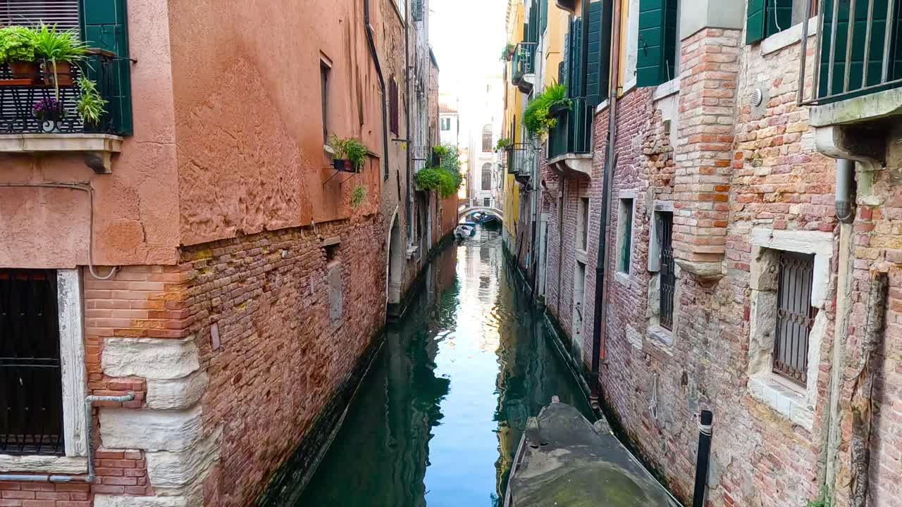 canal estrecho flanqueado por viejos edificios de ladrillo