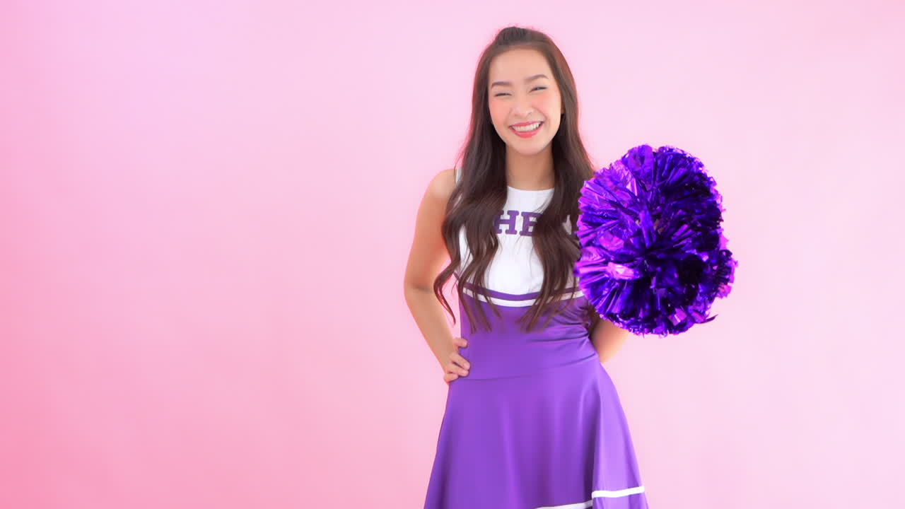 poms보고 카메라에 미소와 예쁜 아시아 여성 치어 리더
