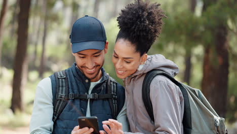senderismo, teléfono inteligente y pareja de viaje con ubicación