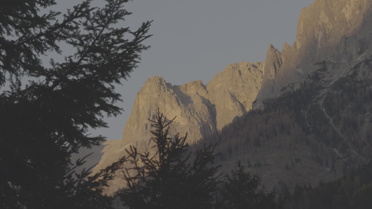 해가 지고 해가 뜨는 산악 풍경