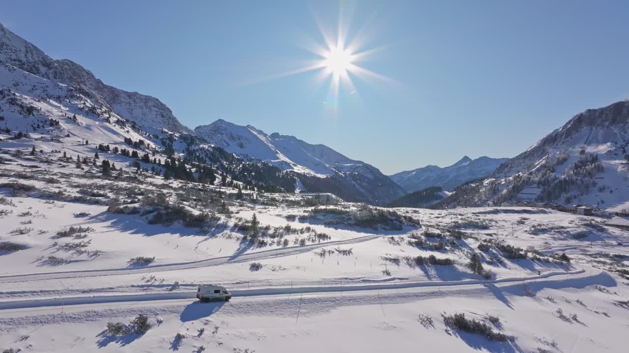 Vista aerea di un camper che percorre una strada bianca nella frazione di Obertauern