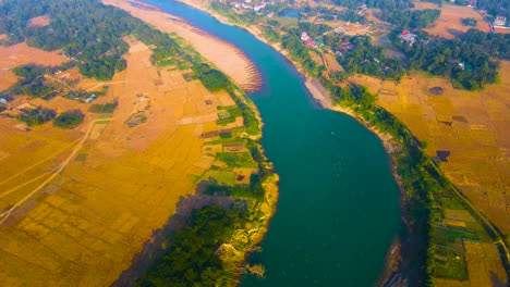 vista aérea de un río que serpentea a través de las tierras de cultivo