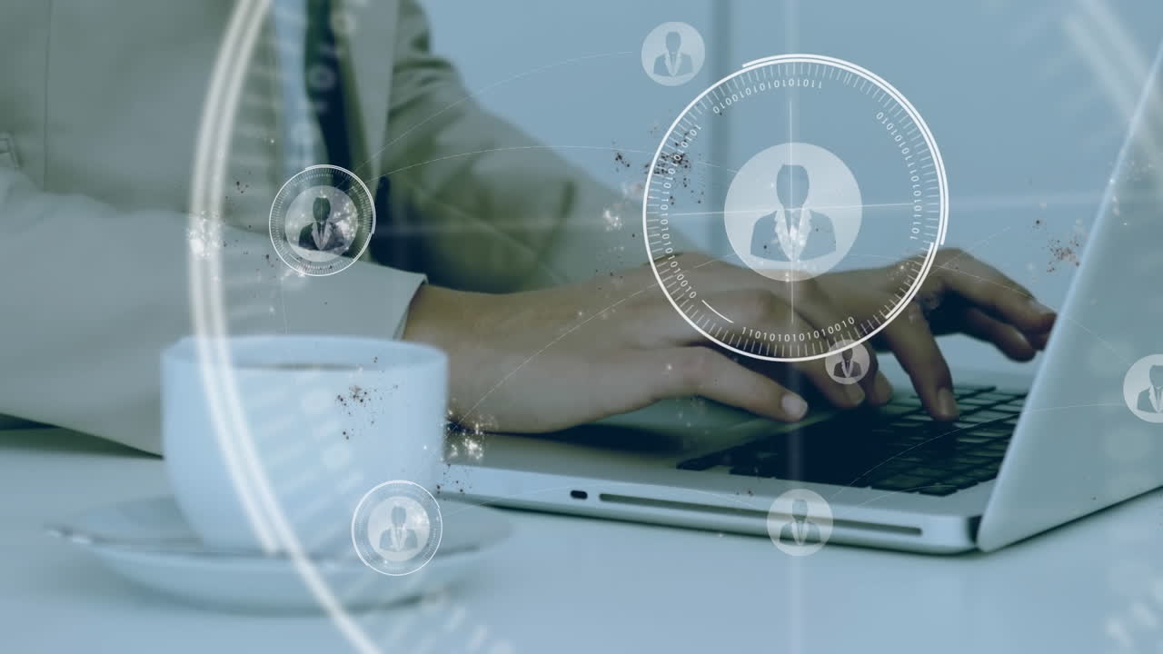 animación de múltiples iconos de perfil sobre la sección media del hombre de negocios que utiliza la computadora portátil en la oficina múltiple