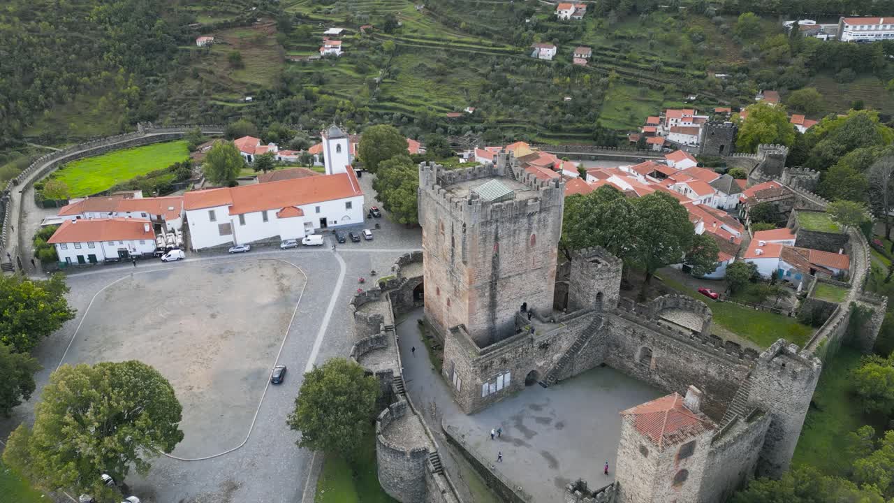 drone empujado a la torre del castillo medieval en el centro histórico de braganza portugal
