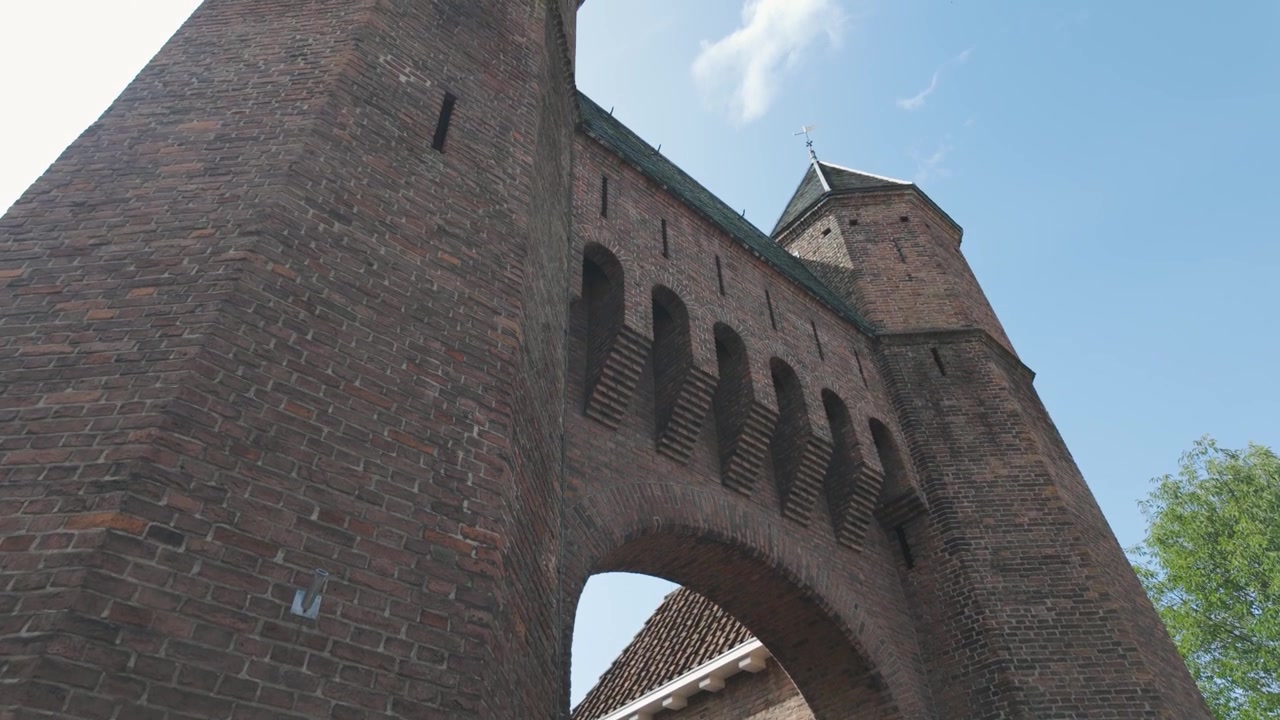 Storica porta Kamperbinnenpoort, che mostra la sua architettura in mattoni, Amersfoort, Paesi Bassi.