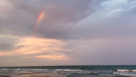 Arco-Iris-Sobre-El-Océano-En-Myrtle-Beach,-Carolina-Del-Sur.