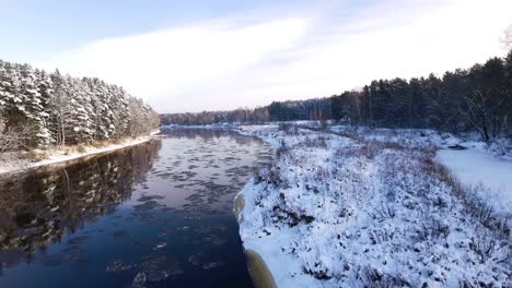 Témpanos-De-Hielo-En-Un-Arroyo-Del-Río-Gauja-En-Un-Frío-Día-De-Invierno