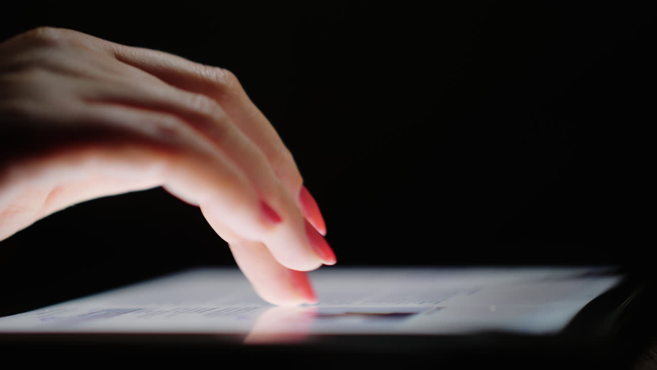 태블릿에서 인터넷 검색 여성 손가락 스크롤 텍스트 화면 클로즈업 4k 비디오
