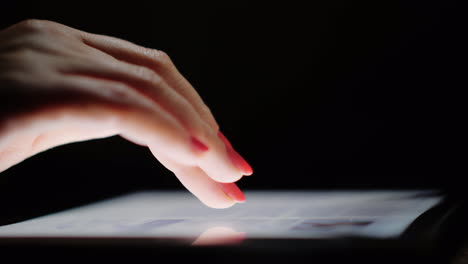 navegación por internet en la tableta dedos femeninos desplazar pantalla de texto primer plano 4k video