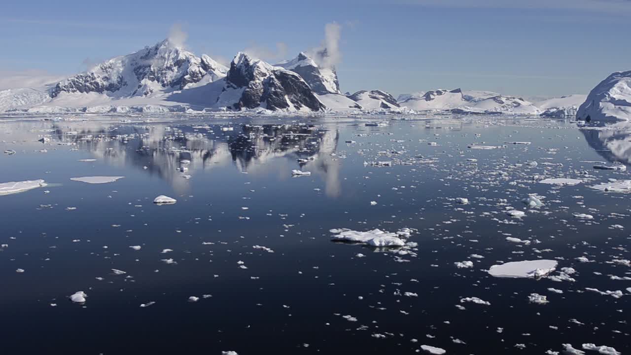 Bevægelse af gletsjere og bjerge, der reflekteres i Grandidier Channel i Antarktis