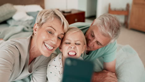 Lustiges-Gesicht,-Selfie-Und-Ein-Mädchen-Mit-Großeltern