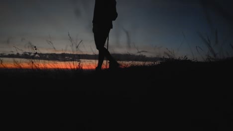 Excursionista-Caminando-En-Cámara-Lenta-Durante-El-Amanecer