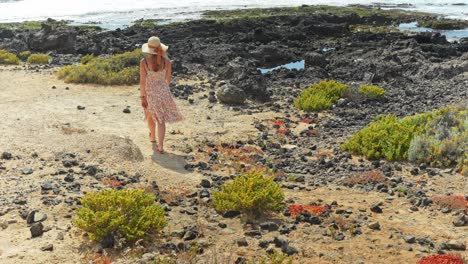 una mujer solitaria explorando el paisaje volcánico de tenerife