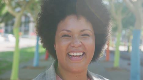 Retrato-De-Una-Mujer-Birracial-Feliz-De-Talla-Grande-Sonriendo-En-El-Parque