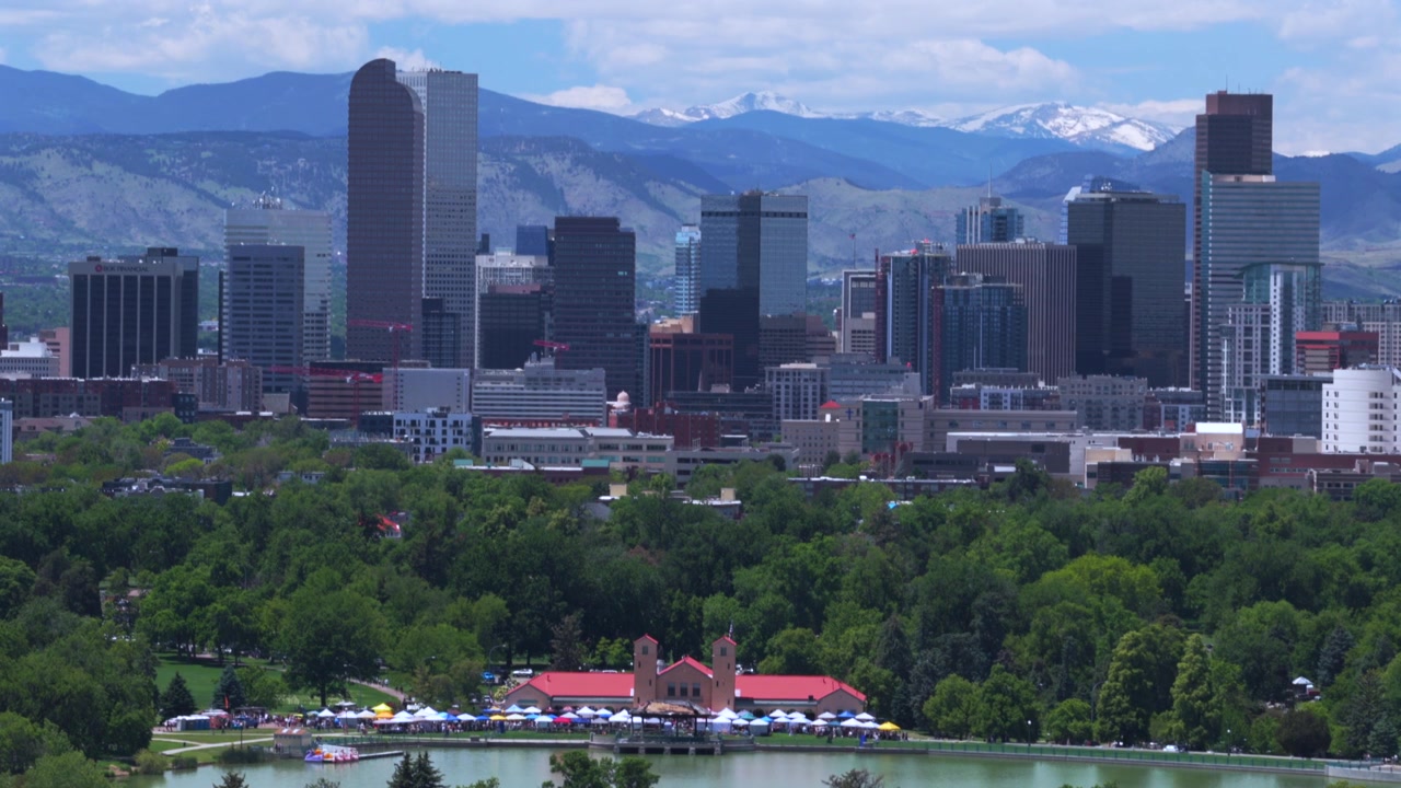 Padiglione di City Park Denver Colorado, ripresa aerea con drone, primavera in fiore, Lago Ferril, cielo azzurro mattutino, sentiero pedonale del quartiere, spazio verde, skyline di grattacieli, paesaggio urbano, inquadratura statica.