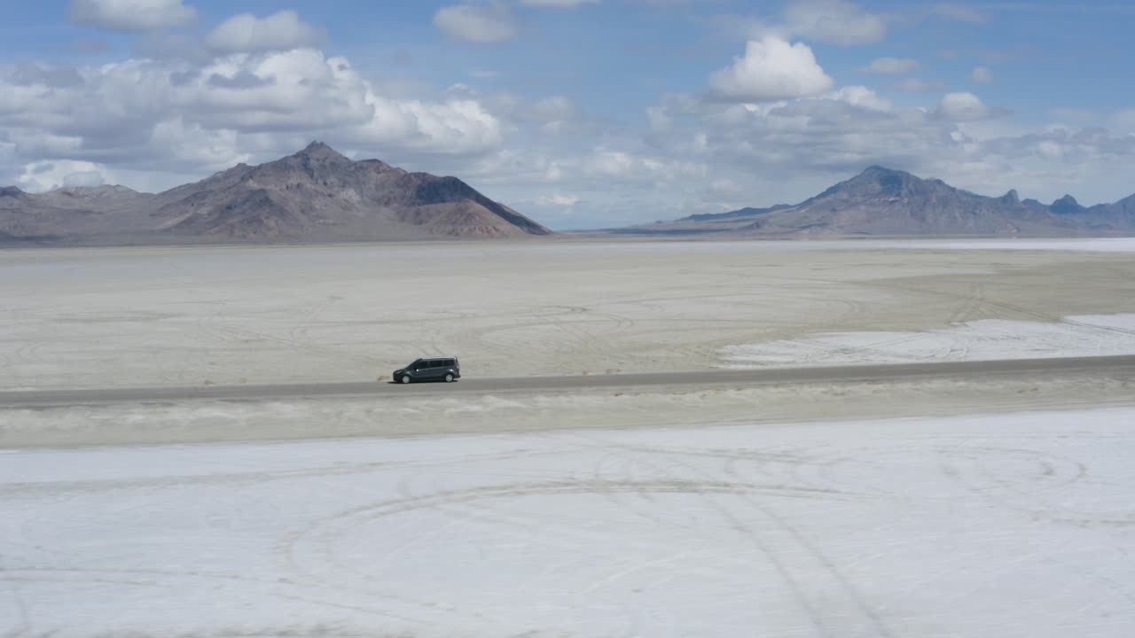 자유 개념 - 유타주 솔트 플랫 사막에서 열린 도로 주행 차