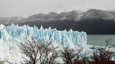 Un-Plano-General-De-Un-Enorme-Glaciar-3