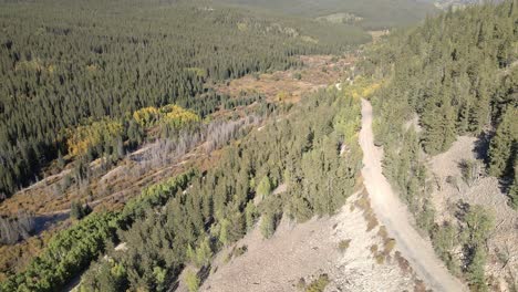 revelación aérea de un camino de tierra que conduce hacia
