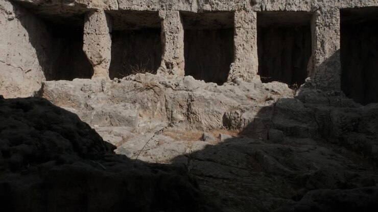 Vista exterior de uma antiga necrópole romana em Anavargos, Pafos, Chipre