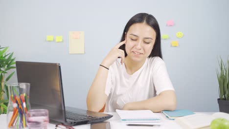 Estudiante-Enferma-Mental-Que-No-Se-Siente-Bien.