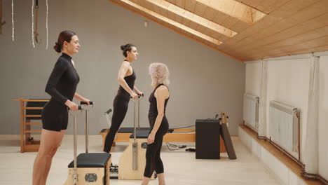 sesión de entrenamiento de pilates con instructor