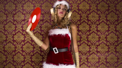una mujer baila con un lindo disfraz de santa claus para el rodaje de discoteca de navidad.