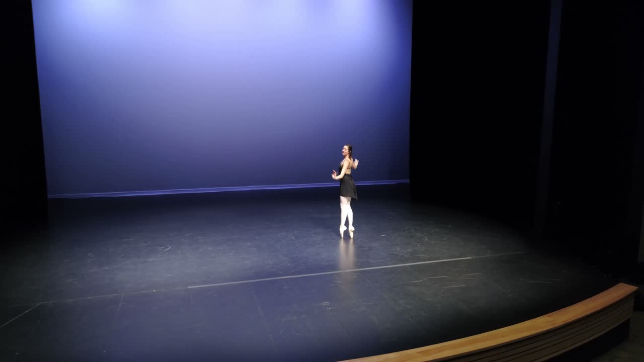 bailarina de ballet bailando en el escenario 4k