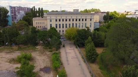 lo que sucede en berghain se queda en berghain espectacular vista aérea pedestal de vuelo hasta imágenes de drones del club techno berghain berlín friedrichshain verano de 2022