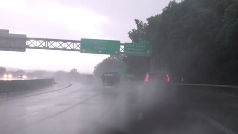 conduciendo por la carretera bajo un fuerte aguacero