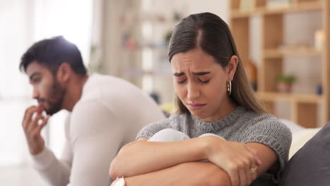 pareja, mujer triste y divorcio después de un desacuerdo