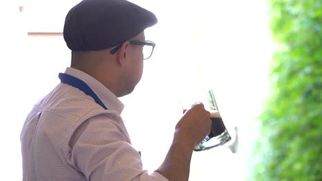 hombre latino bebiendo cerveza mientras cocina