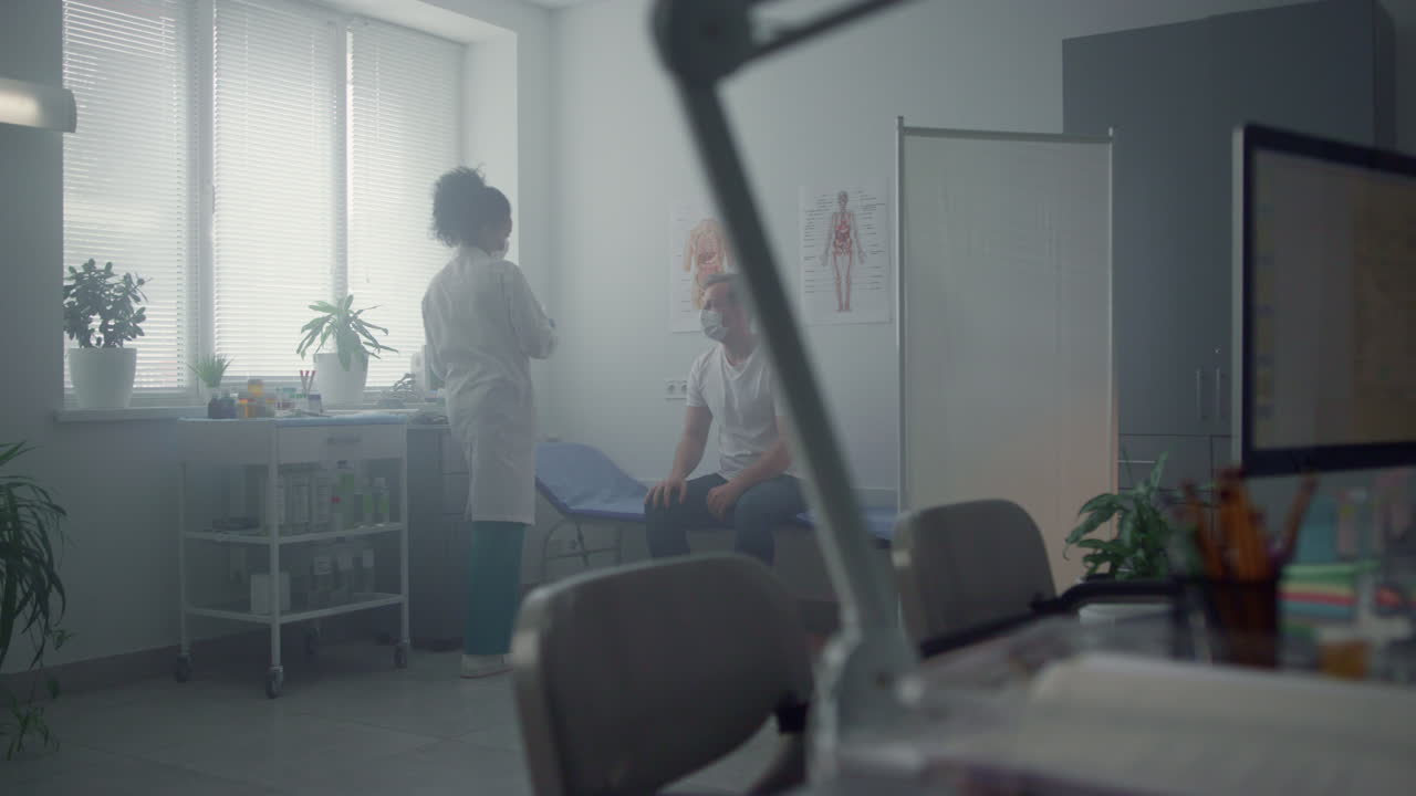 Homem recebendo vacinação contra COVID em consultório de clínica. Médica aplicando injeção.