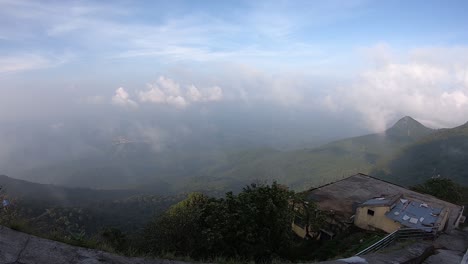 Lapso-De-Tiempo-De-Las-Nubes-Flotando-En-El-Valle-De-Los-Rangos-De-Parasnath-En-Jharkhand,-India